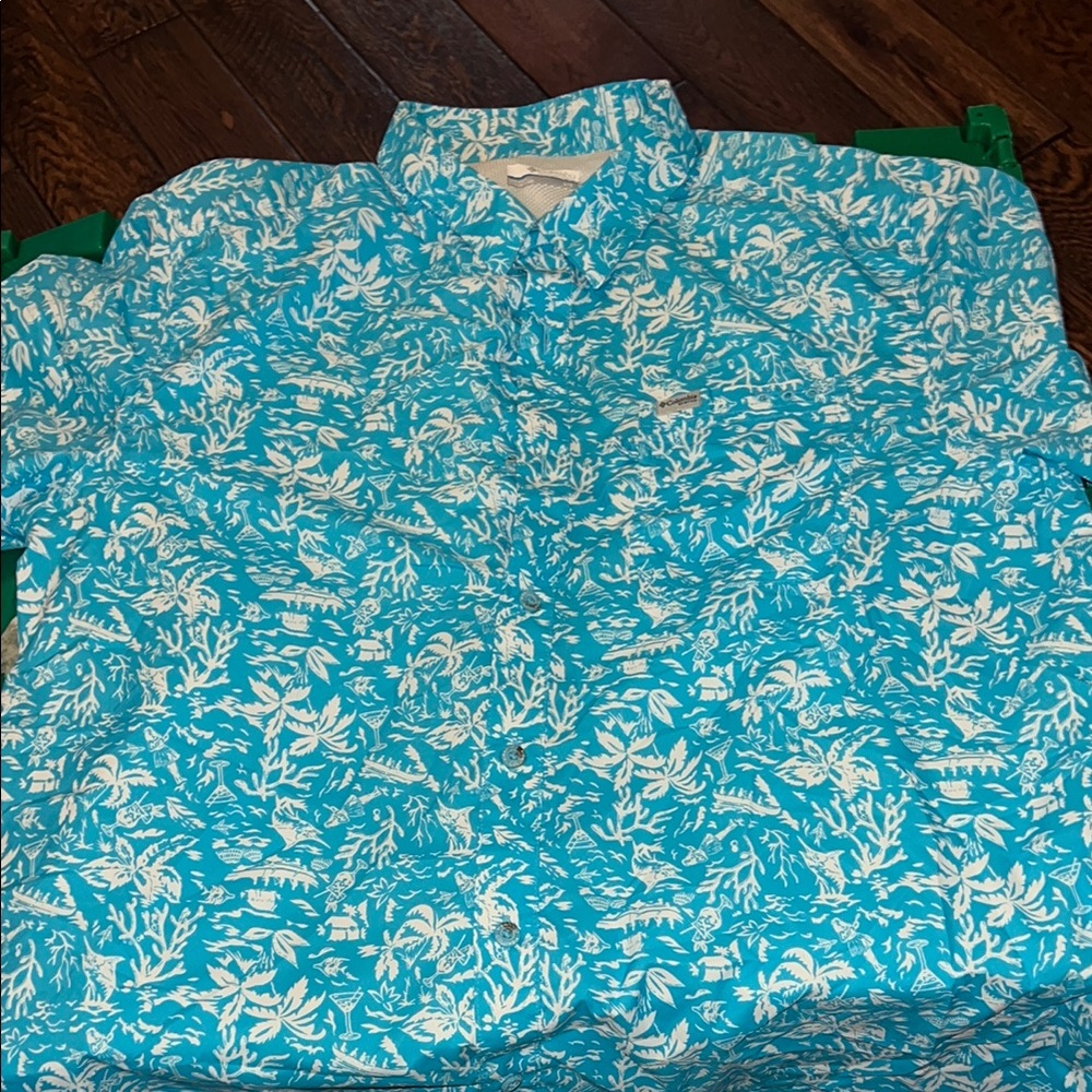 Columbia Blue and White Casual Button Down Shirt short sleeve